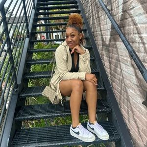 Meet your Posher, Tia